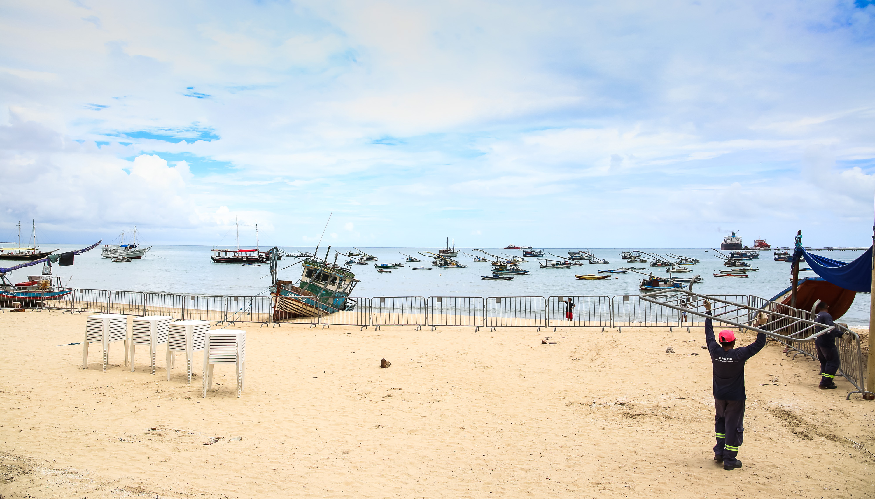 operários colocam grades na faixa de areia ao lado do mercado dos peixes